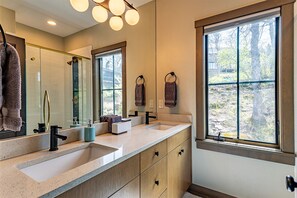 Regadera, toallas, jabón, shampoo 