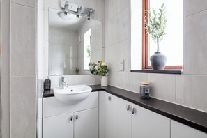 Een douche, een haardroger, handdoeken, zeep