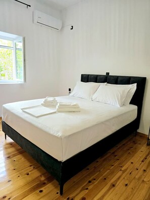 3 bedrooms, desk, iron/ironing board, free WiFi