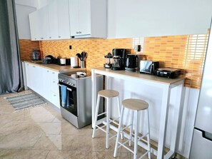 Fridge, oven, stovetop, coffee/tea maker