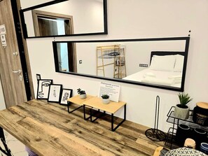 1 soverom, skrivebord, strykejern/-brett og wi-fi (inkludert)