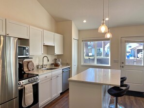 Jääkaappi, mikroaaltouuni, uuni, liesi