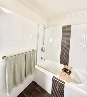 Ducha, secador de pelo, toallas, jabón