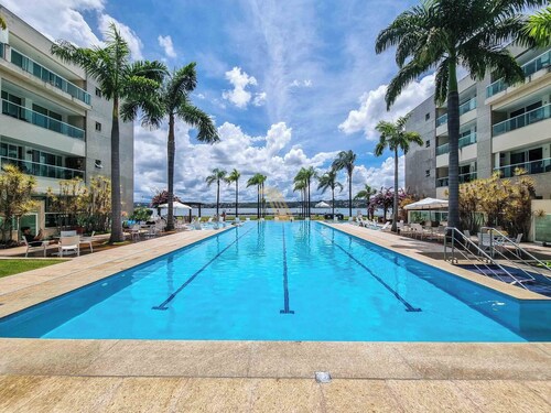 LAKE BREEZES - LAKE FRONT - LUXURY