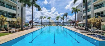 LAKE BREEZES - LAKE FRONT - LUXURY