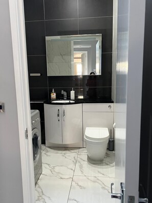Douche, sèche-cheveux, serviettes fournies, savon