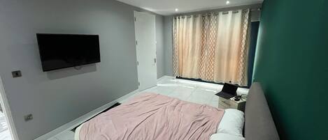 1 habitación, tabla de planchar con plancha, wifi gratis y ropa de cama