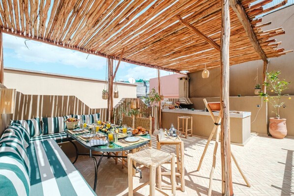 تناول الطعام بالخارج