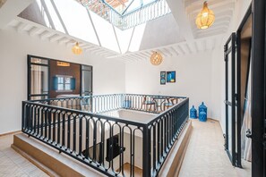 المنشأة من الداخل