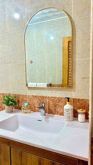 Een douche, milieuvriendelijke toiletartikelen, handdoeken, zeep