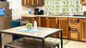 Mikrovågsugn, spishäll och pappersservetter