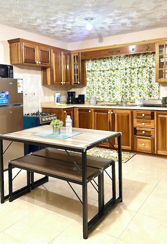  The Hideaway Too - Modern One Bedroom Executive Suite - 5 mins to Mandeville