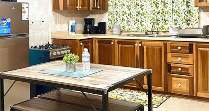 The Hideaway Too - Modern One Bedroom Executive Suite - 5 mins to Mandeville