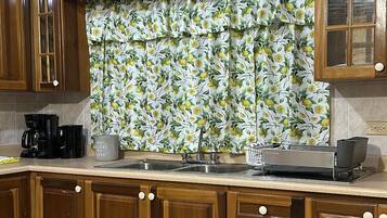 Mikrovågsugn, spishäll och pappersservetter