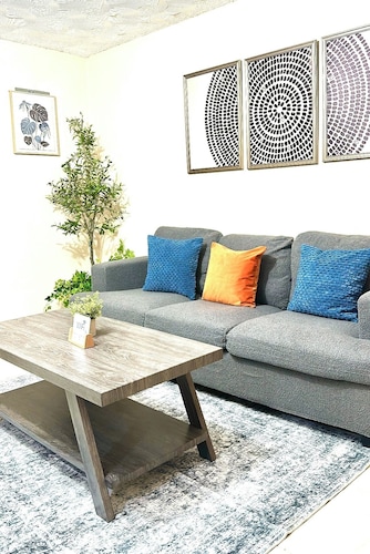  The Hideaway Too - Modern One Bedroom Executive Suite - 5 mins to Mandeville