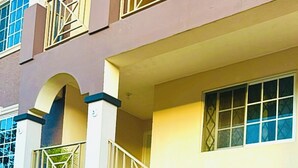 Um edifício com vários andares e uma escadaria que leva ao andar superior.