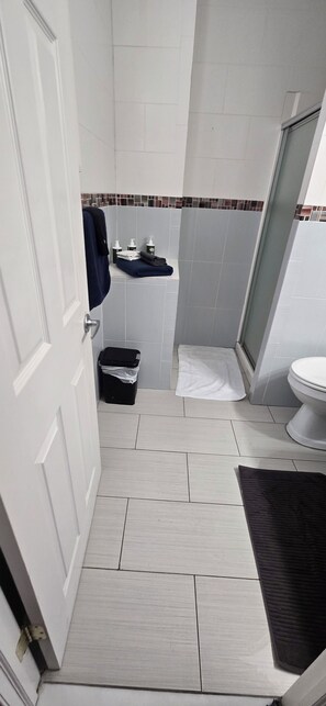 Doccia, asciugamani, sapone, carta igienica