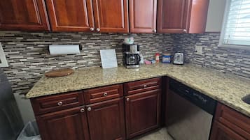 Een magnetron, een oven, een kookplaat, een vaatwasser