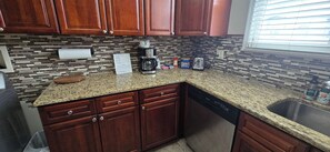 Microwave, oven, stovetop, dishwasher - Spacious 3-bedroom apartment in charming Philadelphia with AC, WiFi (Philadelphia)
