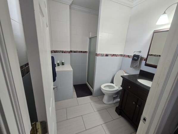 Doccia, asciugamani, sapone, carta igienica