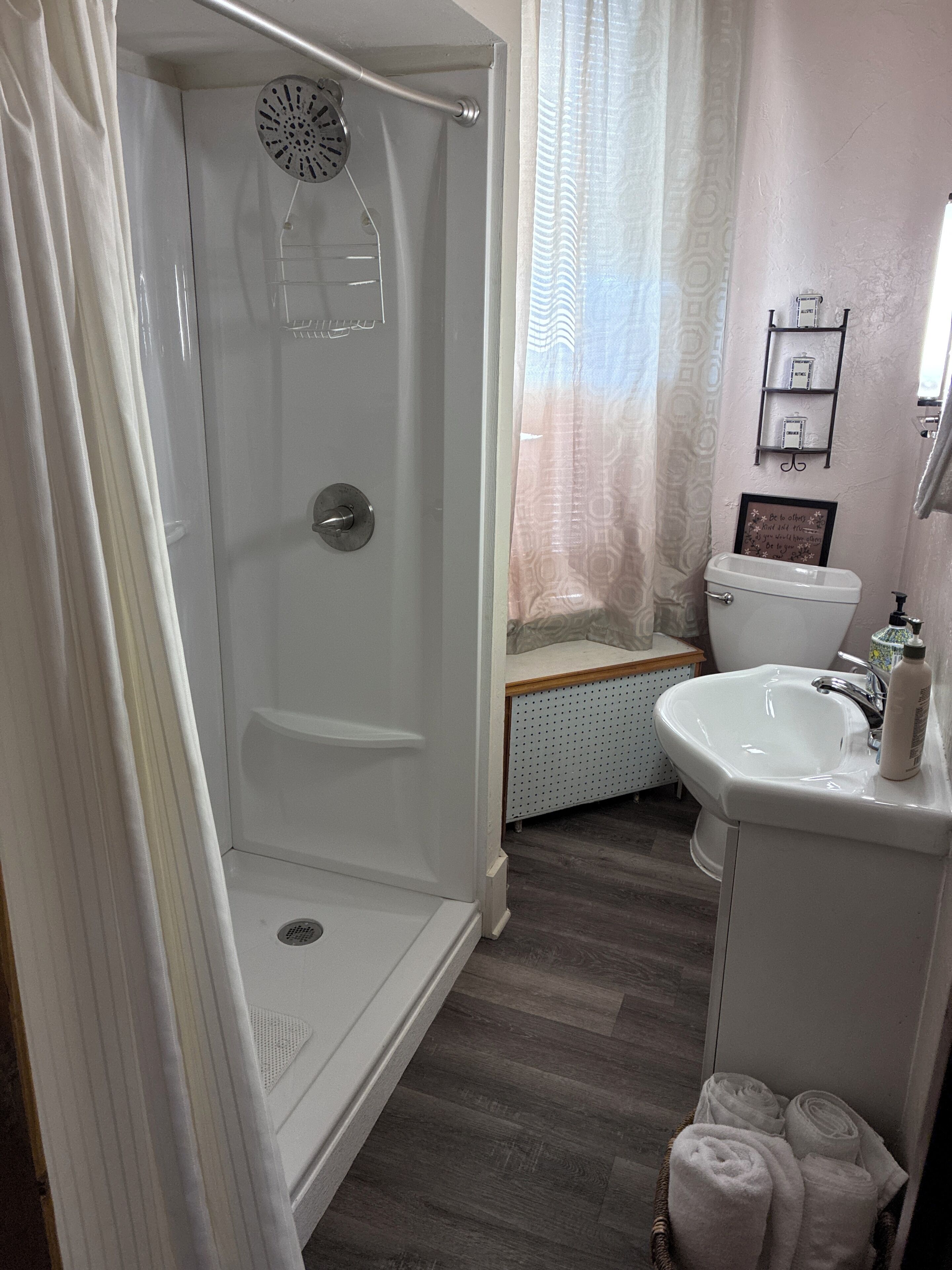Serviettes fournies, papier toilette