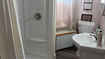 Serviettes fournies, papier toilette