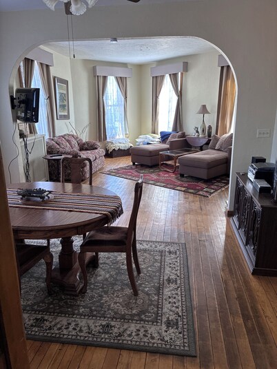 Beautiful Century old Apartments-Apt B