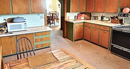 Beautiful Century old Apartments-Apt B