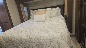 1 bedroom, WiFi, bed sheets - Cozy RV with AC and WiFi in Marvelous Metaline (Metaline)