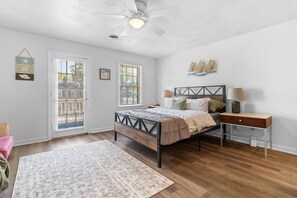 2 bedrooms, iron/ironing board, free WiFi, bed sheets - COZY & VIRGINIA BEACH UNIT CLOSE TO DIRECT BEACH ACCESS! (Virginia Beach)