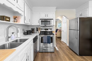 Fridge, microwave, oven, stovetop - COZY & VIRGINIA BEACH UNIT CLOSE TO DIRECT BEACH ACCESS! (Virginia Beach)