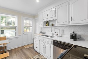 Fridge, microwave, oven, stovetop - COZY & VIRGINIA BEACH UNIT CLOSE TO DIRECT BEACH ACCESS! (Virginia Beach)