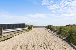 Sun loungers, beach towels - COZY & VIRGINIA BEACH UNIT CLOSE TO DIRECT BEACH ACCESS! (Virginia Beach)