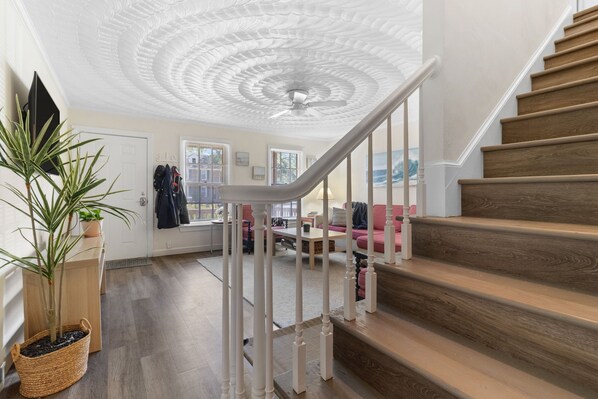 Interior - COZY & VIRGINIA BEACH UNIT CLOSE TO DIRECT BEACH ACCESS! (Virginia Beach)