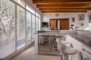 Shower, hair dryer, bidet - GuestHost - Cozy apartment of 60 sqm located on the ground floor (some steps to access), can comfortably accommodate up to 4 people.The property is situated in an area provided by all the main services: bars, restaurants, supermarkets, pharmacy. Just 6 k (Olbia)