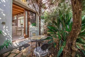 Outdoor dining - GuestHost - Cozy apartment of 60 sqm located on the ground floor (some steps to access), can comfortably accommodate up to 4 people.The property is situated in an area provided by all the main services: bars, restaurants, supermarkets, pharmacy. Just 6 k (Olbia)