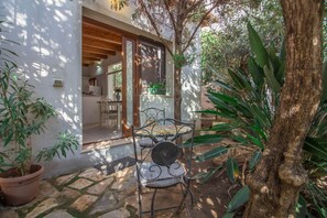Outdoor dining - GuestHost - Cozy apartment of 60 sqm located on the ground floor (some steps to access), can comfortably accommodate up to 4 people.The property is situated in an area provided by all the main services: bars, restaurants, supermarkets, pharmacy. Just 6 k (Olbia)