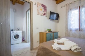 1 bedroom, iron/ironing board, WiFi, bed sheets - GuestHost - Cozy apartment of 60 sqm located on the ground floor (some steps to access), can comfortably accommodate up to 4 people.The property is situated in an area provided by all the main services: bars, restaurants, supermarkets, pharmacy. Just 6 k (Olbia)