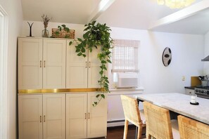 Dining - Historic Cape Cod 3BR Home in Sandwich – Walk to Beach & Dining (Sandwich)