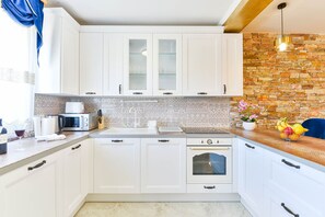 Frigorifero, microonde, forno, piano cottura