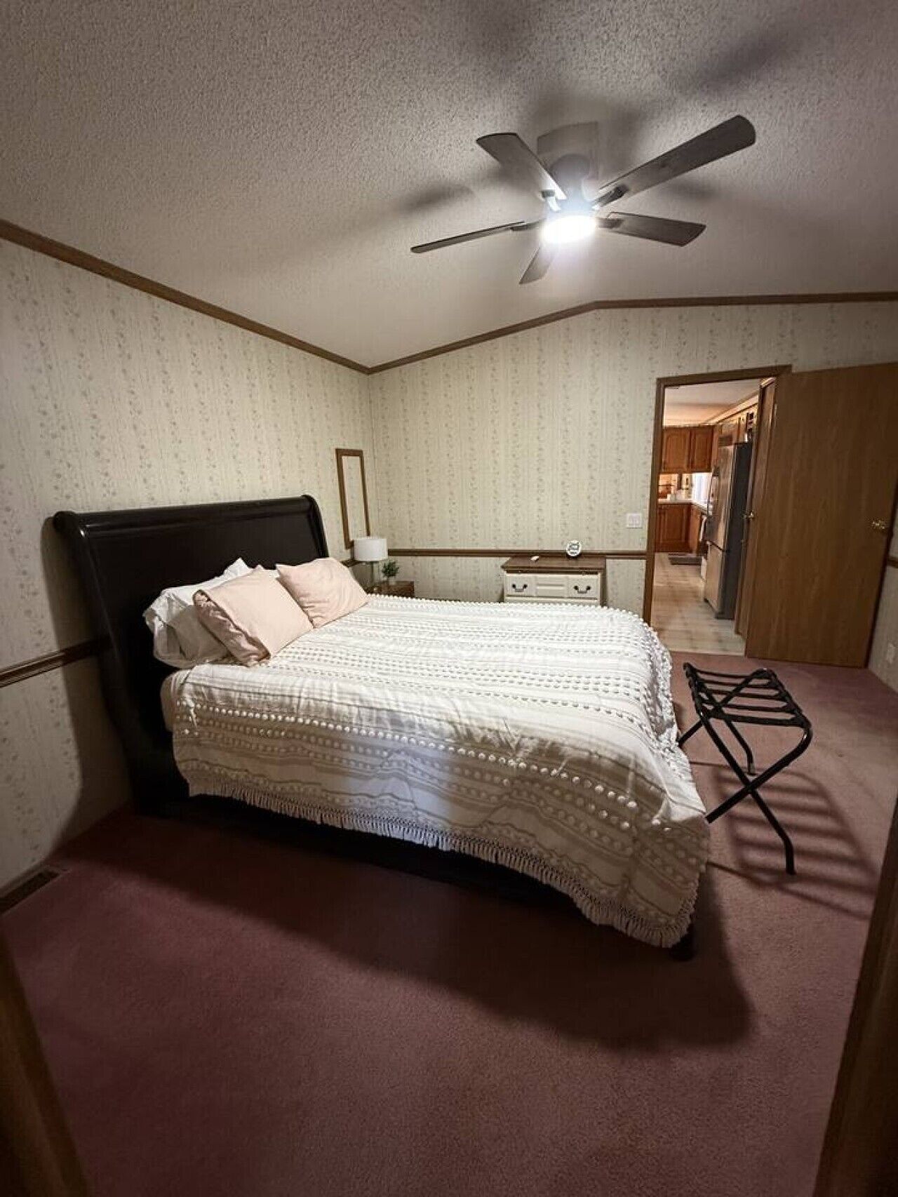 Desk, travel cot, free WiFi, bed sheets