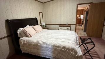 Desk, travel cot, free WiFi, bed sheets