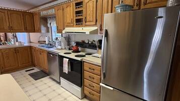 Coffee/tea maker, fridge, microwave, oven