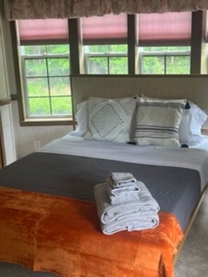 2 bedrooms, desk, travel cot, free WiFi