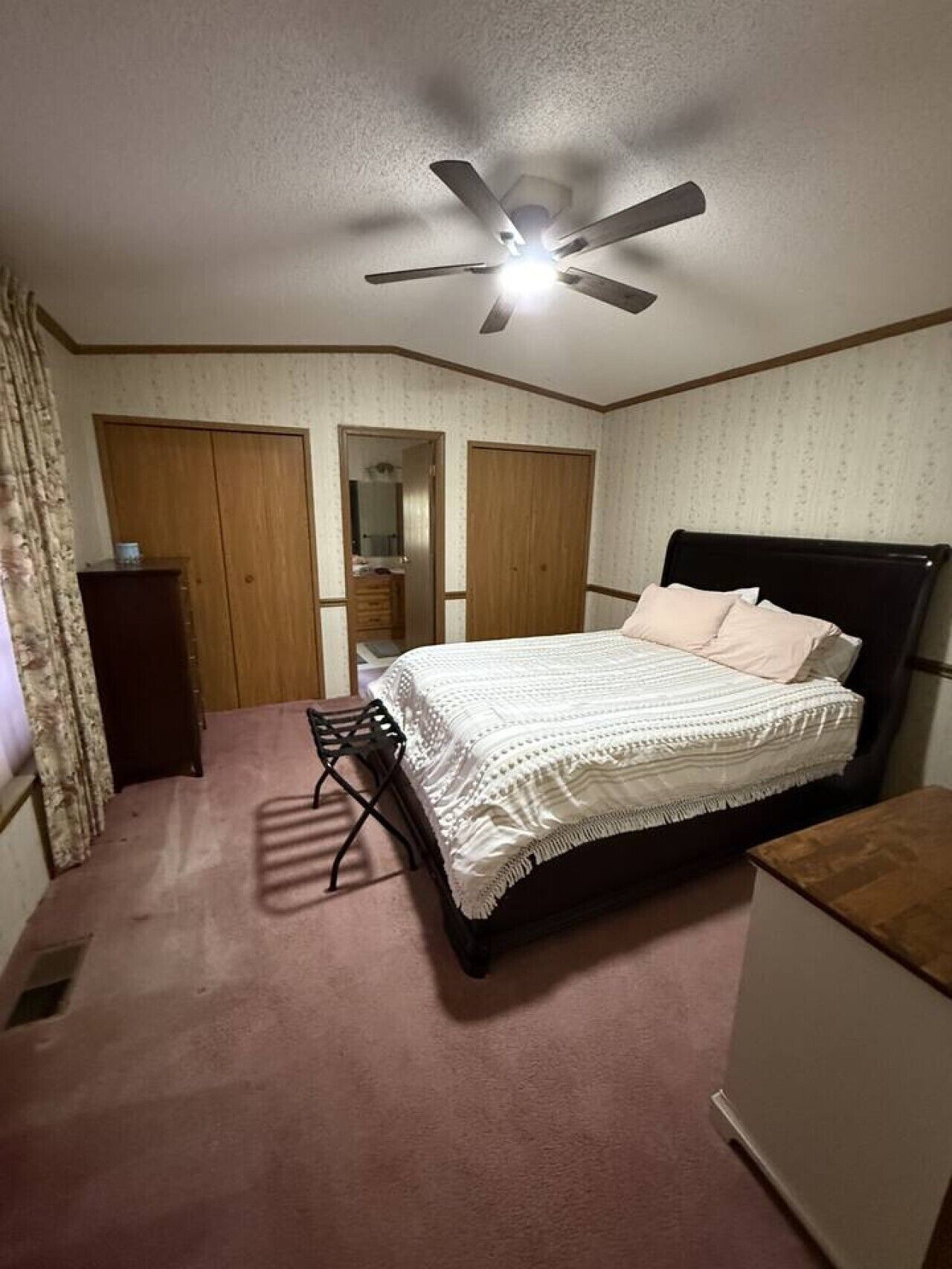 Desk, travel crib, WiFi (free), bed sheets