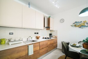 Kühlschrank, Herdplatte, Wasserkocher mit Kaffee-/Teezubehör