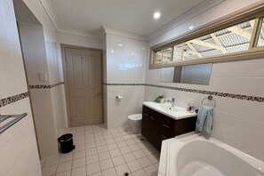 Dusche, Whirlpool, Handtücher, Toilettenpapier