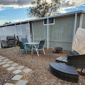 Outdoor dining - Charming Mini  Studio in lovely East Mesa, AC, WiFi and more  (Mesa)