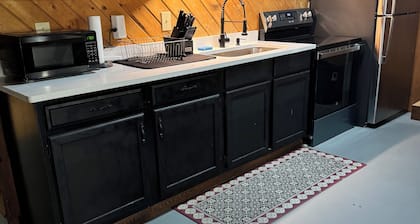 Cozy 4-bedroom cabin with AC, WiFi in enjoyable Lawrenceville