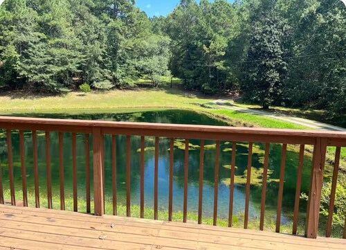 Cozy 4-bedroom cabin with AC, WiFi in enjoyable Lawrenceville